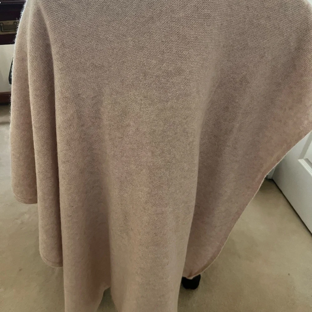Cashmere wrap from Bloomingdale’s - Picture 4 of 4